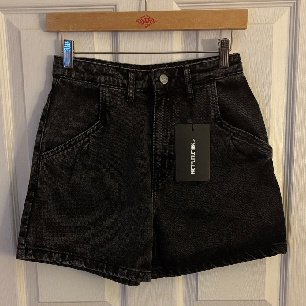 PrettyLittleThing High-Rise Black Denim Shorts – US 2
